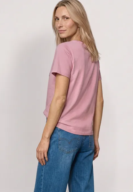 Shirt met ronde hals en opdruk op de voorkant vintage blush Achteraanzicht van een vrouw in een roze t-shirt en blauwe spijkerbroek tegen een neutrale achtergrond.