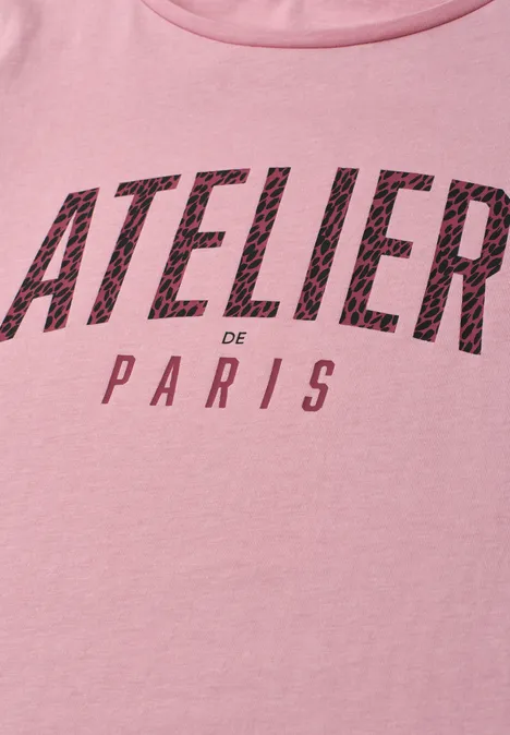 Shirt met ronde hals en opdruk op de voorkant vintage blush Een roze T-shirt met de zwarte tekst 'ATELIER de PARIS' op de voorkant.