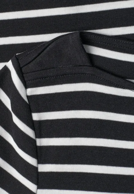 Detailaufnahme eines schwarz-weiß gestreiften T-Shirts mit sichtbarer Naht.