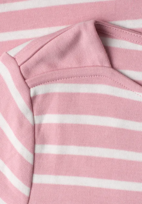 T-shirt à manches 3/4 et col bateau off white Nahaufnahme eines Kapuzenpullovers mit rosa-weißen Streifen.
