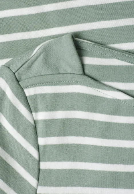T-shirt à manches 3/4 et col bateau eucalyptus green Nahaufnahme eines hellgrünen Shirts mit weißen Querstreifen und Rundhalsausschnitt.