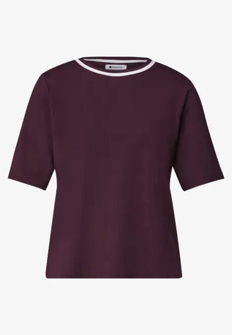Prosty bordowy t-shirt z krótkimi rękawami i okrągłym dekoltem.