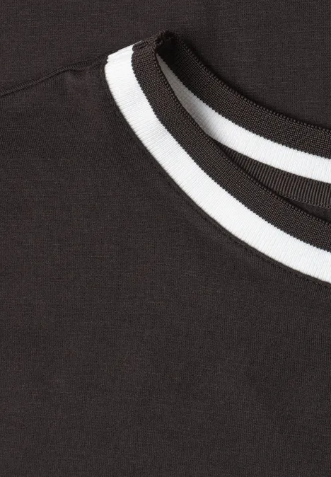 Czarny T-shirt z okrągłym kołnierzem w czarno-białe paski.