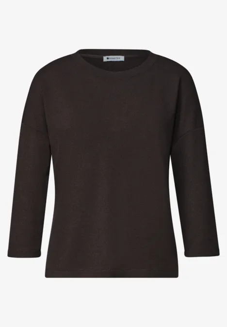 Dunkelbrauner Pullover mit Dreiviertelärmeln und schlichtem Rundhalsausschnitt.