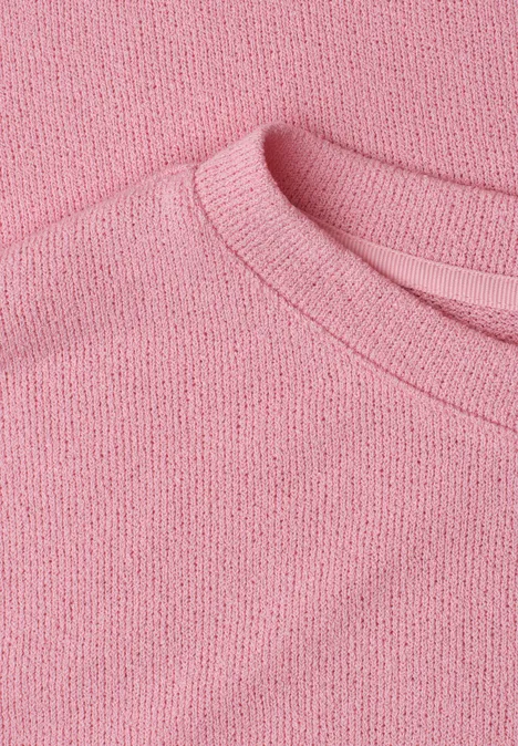 Nahaufnahme eines rosa T-Shirts mit Rundhalsausschnitt.