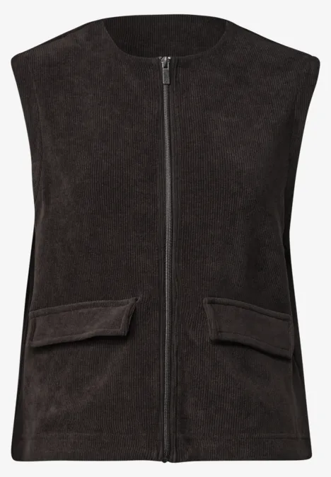 Mouwloze donkerbruine suède gilet met ritssluiting voor en twee klepzakken.