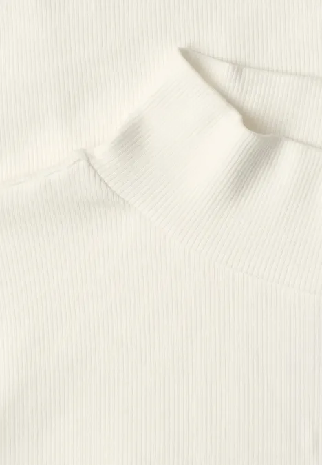 T-Shirt mit Turtle Neck in Rippstruktur off white Weißer, gerippter Rollkragenpullover aus feinem Strickstoff.