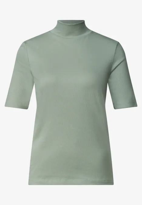 T-shirt à col roulé en maille côtelée eucalyptus green Salbeigrünes T-Shirt mit hohem Kragen und halblangen Ärmeln