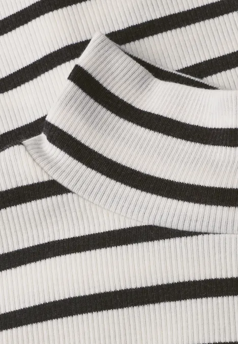 Gros plan d'un pull en maille côtelée blanc à rayures noires avec col montant.