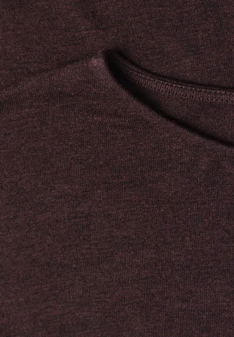 Nahaufnahme eines dunkelroten, fein texturierten T-Shirts mit Halsbündchen