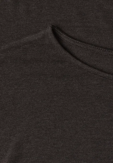 Nahaufnahme eines dunklen T-Shirts mit sichtbarer Rundhalsnaht.