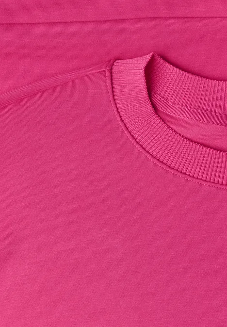 Roze T-shirt met ronde hals, zicht op schouder en mouwzoom