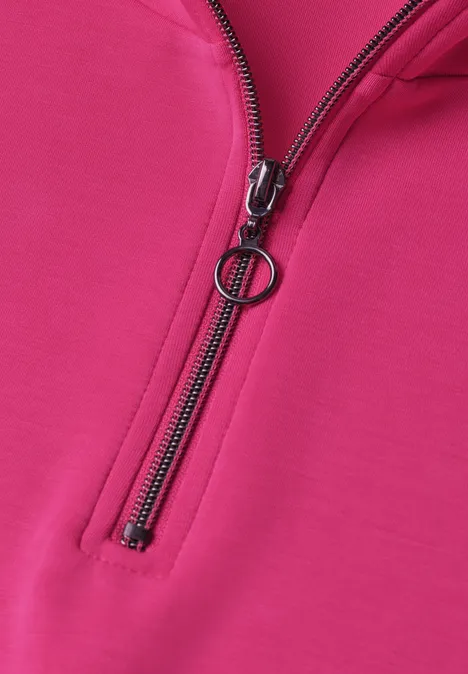 Ärmelloses Shirt im Silk-Look mit Zipper magenta dream Nahaufnahme eines pinken Pullis mit schwarzem Reißverschluss und rundem Zipper-Anhänger.