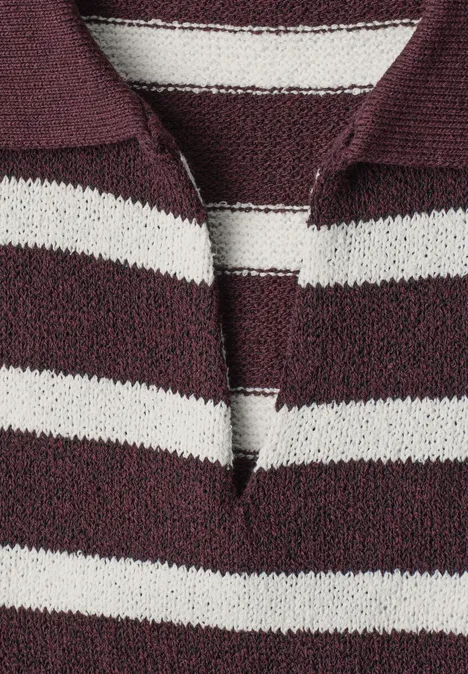 3/4-Arm Poloshirt mit Streifenmuster rustic rouge Nahaufnahme eines gestrickten Poloshirts mit breiten Bordeauxrot-Weiß-Streifen und offenem Kragen.