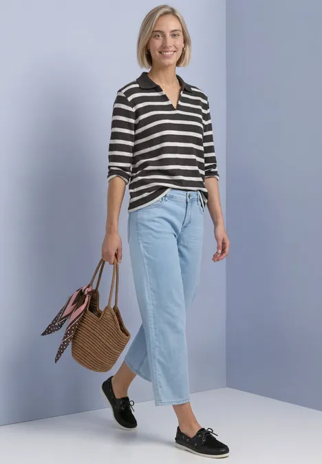 3/4-Arm Poloshirt mit Streifenmuster black coffee Frau trägt gestreiften Pullover, helle Jeans, schwarze Halbschuhe und Korbtasche