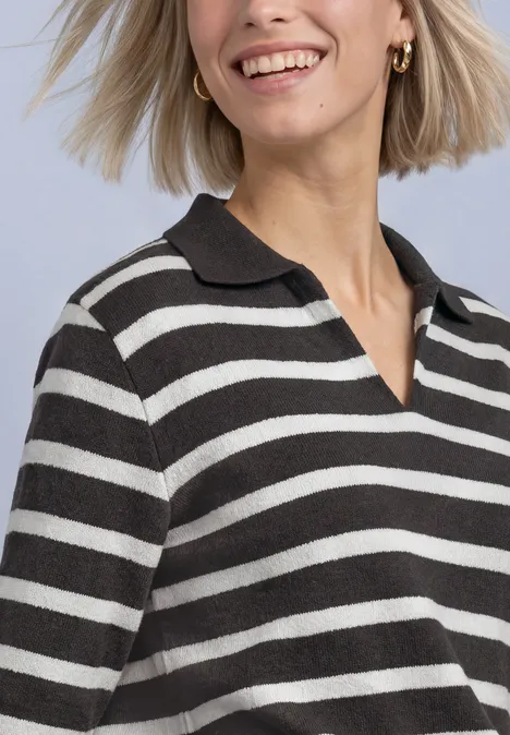3/4-Arm Poloshirt mit Streifenmuster black coffee Frau mit blondem Bob und gestreiftem schwarz-weißem Poloshirt lächelt