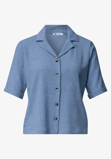 Chemise aux textures variées et à boutons northern blue Leichtblaues, kurzärmeliges Hemd mit Knopfleiste und Reverskragen.