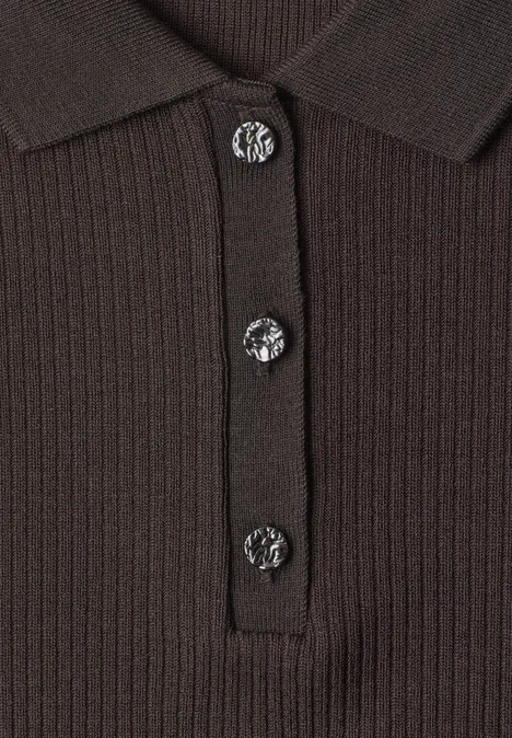 Dunkelbraunes, geripptes Poloshirt mit drei kunstvoll gemusterten Knöpfen in glänzendem Design