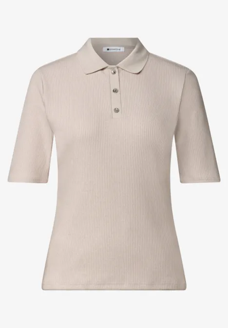 Polo en maille avec motif côtelé clay sand mel. Beige Damen-Poloshirt mit kurzen Ärmeln und Knopfleiste, schmal geschnitten.
