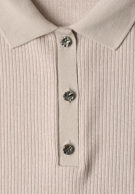 Polo en maille avec motif côtelé clay sand mel. Beiges, fein geripptes Poloshirt mit Kragen und drei funkelnden Schmuckknöpfen.