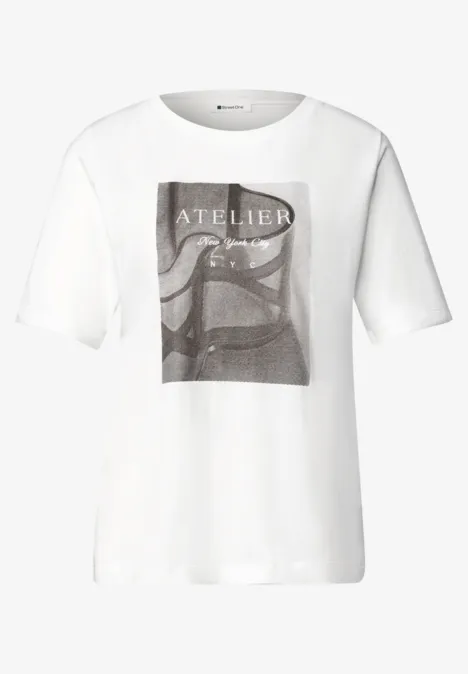 T-shirt à col rond avec impression photo off white Weißes T-Shirt mit Rundhalsausschnitt und retrograuem Atelier-Print auf der Vorderseite.