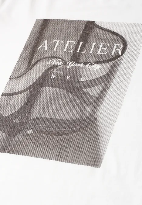 T-shirt à col rond avec impression photo off white Weißes T-Shirt mit Schwarz-Weiß-Print 'ATELIER New York City N.Y.C.' und abstraktem Muster.
