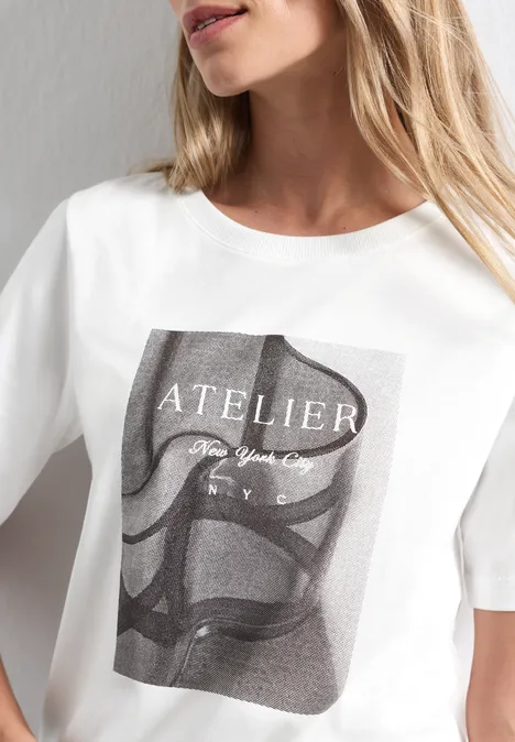 T-shirt à col rond avec impression photo off white Blonde Frau im weißen T-Shirt mit grauem Rechteck-Aufdruck 'ATELIER New York'