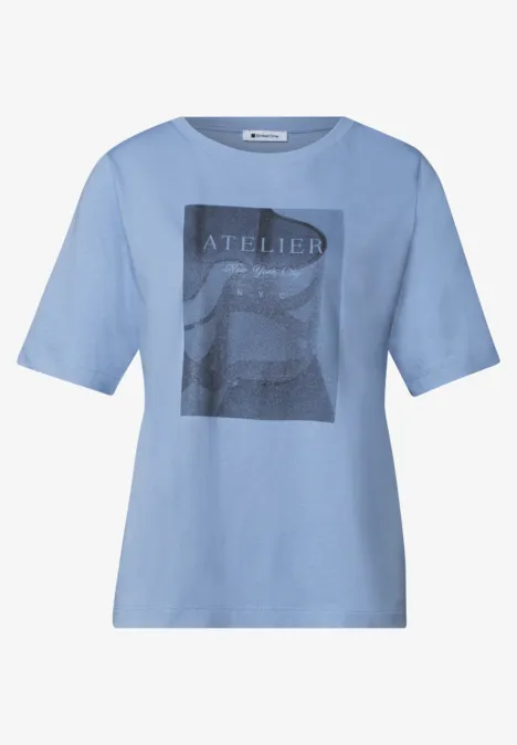 T-shirt à col rond avec impression photo northern blue Hellblaues T-Shirt mit kurzem Arm und schwarzem Atelier-Print vorn