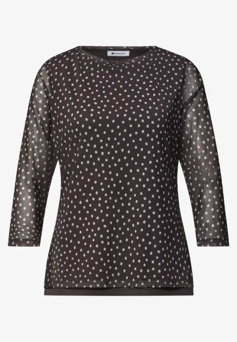 3/4-Arm Shirt aus Mesh mit Print black coffee Schwarzes Damenoberteil mit transparenten 3/4-Ärmeln und weißem Herzmuster.