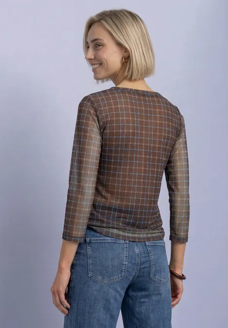 3/4-Arm Shirt aus Mesh mit Print silk brown Blonde Frau von hinten in kariertem Shirt und blauen Jeans, lächelnd über die Schulter blickend.