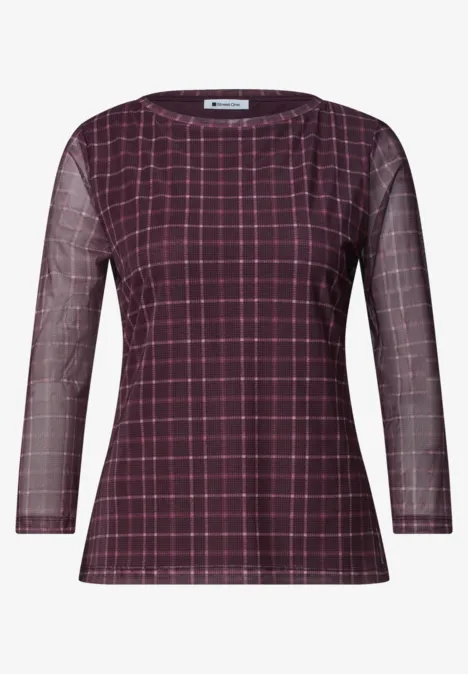 Weinrotes Shirt mit rundem Ausschnitt, weißem Karomuster und transparenten 3/4-Ärmeln.