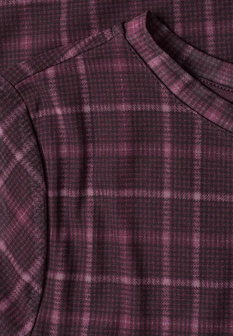 Nahaufnahme eines lila-schwarzen karierten Shirts aus weichem Stoff.