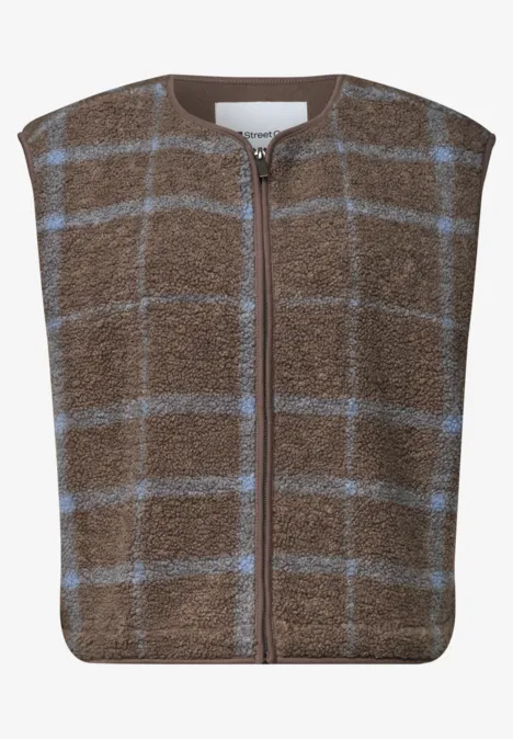 Braune Teddyfleece-Weste mit hellblauem Karomuster, durchgehendem Reißverschluss und Rundhalsausschnitt.