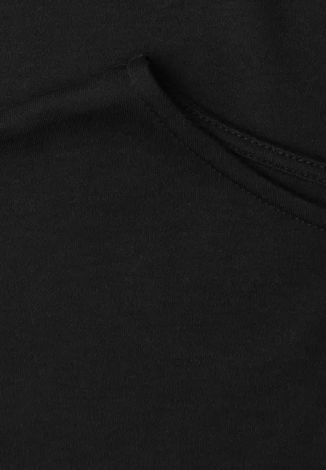 Basic Shirt met boothals en elastische zoom Black Close-up van een zwart katoenen kledingstuk met zichtbare naad en zak.