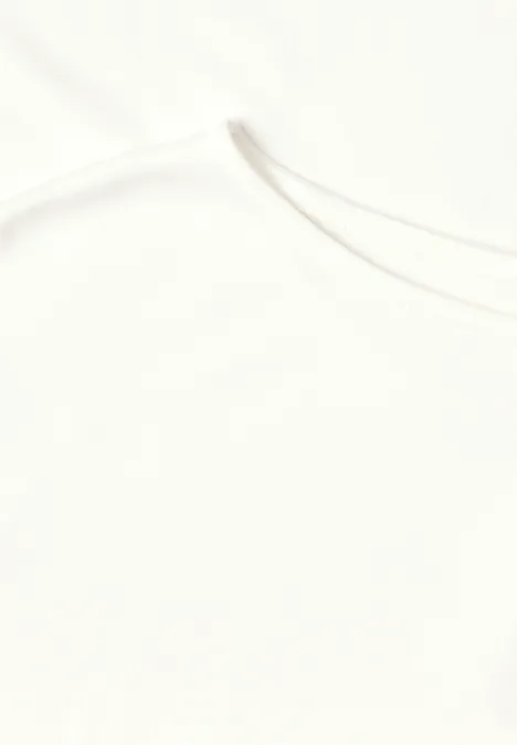 Nahaufnahme eines weißen T-Shirts mit sichtbarem Rundhalsausschnitt