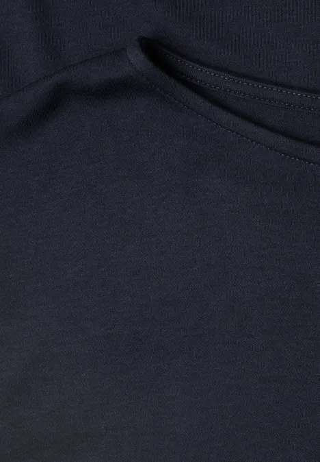 Ein dunkelblaues T-Shirt mit rundem Ausschnitt, Nahaufnahme.