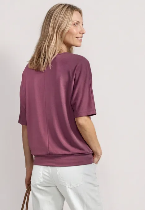 Basic Shirt met boothals en elastische zoom dark clouded blush Vrouw van achteren in roze shirt, witte jeans en handtas.