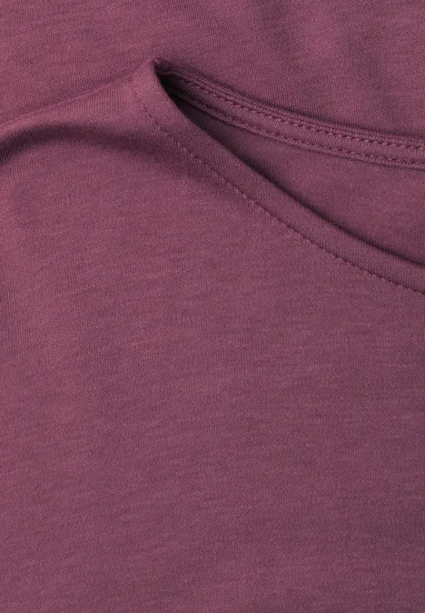 Basic Shirt met boothals en elastische zoom dark clouded blush Close-up van een bessenkleurig katoenen shirt met een schuin geplaatst zakdetail.