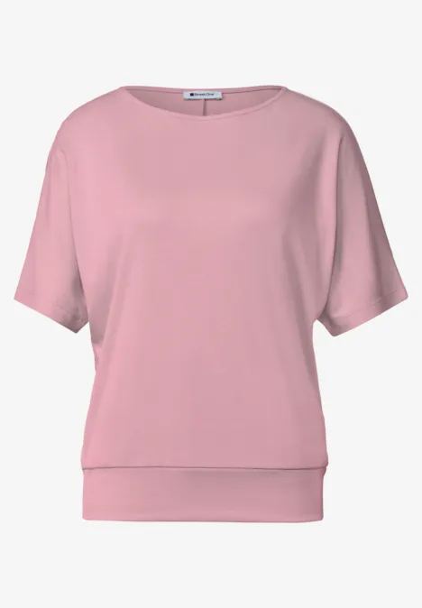 Różowy T-shirt z krótkimi rękawami i luźnym krojem.