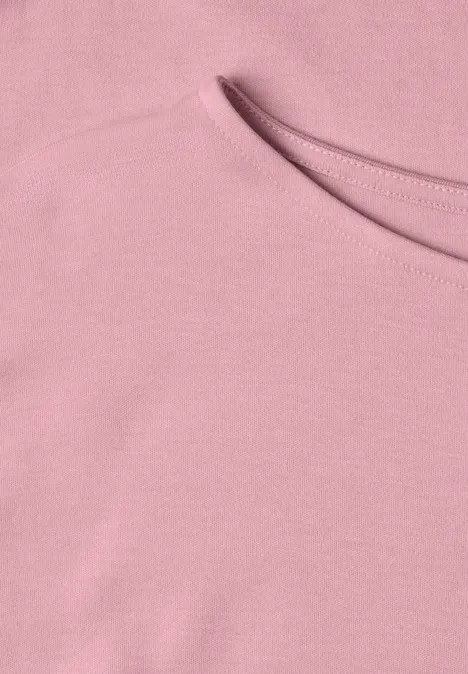 Zbliżenie różowego bawełnianego t-shirtu z okrągłym dekoltem