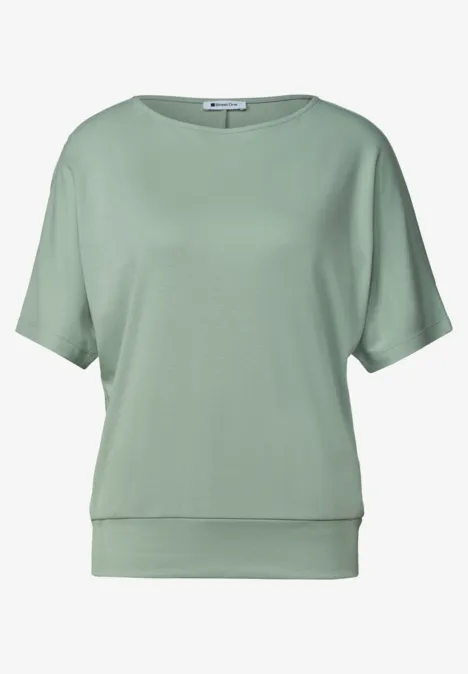 Basic Shirt met boothals en elastische zoom eucalyptus green Losvallend damesshirt in muntgroen met korte mouwen, ronde hals en elastische boord.