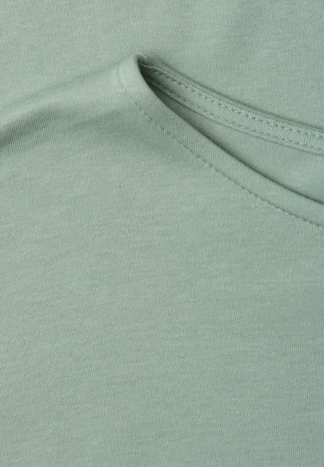 Basic Shirt met boothals en elastische zoom eucalyptus green Close-up van lichtgroene katoenen T-shirt met ronde hals en subtiele stiknaad