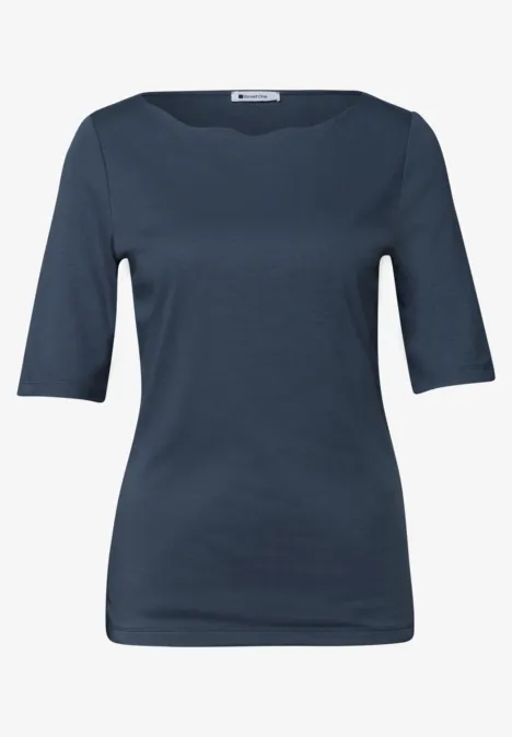 T-shirt bleu marine à manches mi-longues, design épuré.