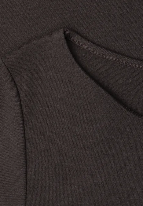 Gros plan d'un t-shirt noir avec encolure ronde et coutures apparentes.