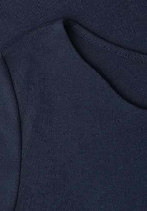 Gros plan d'un tissu bleu marine avec encolure arrondie