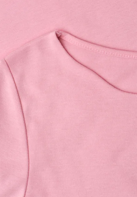 Shirt met golvende halslijn in effen kleur vintage blush Close-up van een roze T-shirt met ronde hals en zichtbare naden.