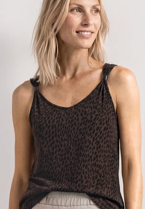 Top met V-hals en decoratief detail molten earth Frau trägt braun-schwarzes, ärmelloses Leoprint-Top mit Knoten an den Trägern, lässig kombiniert.