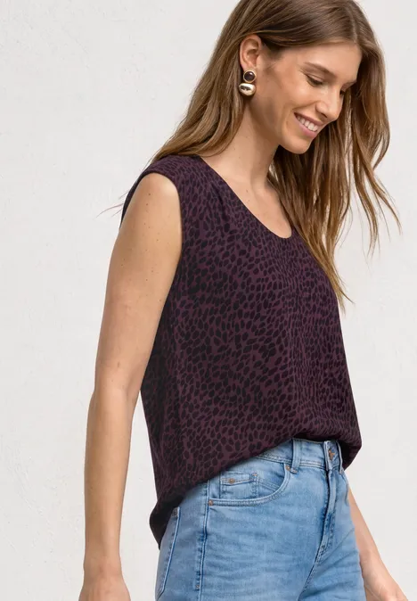Shirt mit Boat Neck und Elastikbund rustic rouge Frau in ärmellosem, violettem, gemustertem Top und hellblauen Jeans