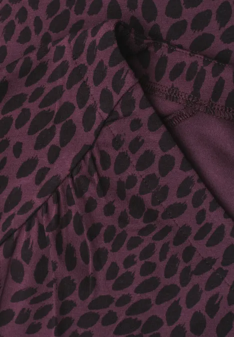 Shirt mit Boat Neck und Elastikbund rustic rouge Nahaufnahme eines dunkelvioletten Stoffs mit schwarzem Blattmuster
