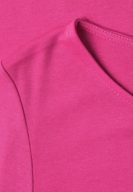 Nahaufnahme eines pinken T-Shirts mit V-Ausschnitt und Schulternaht